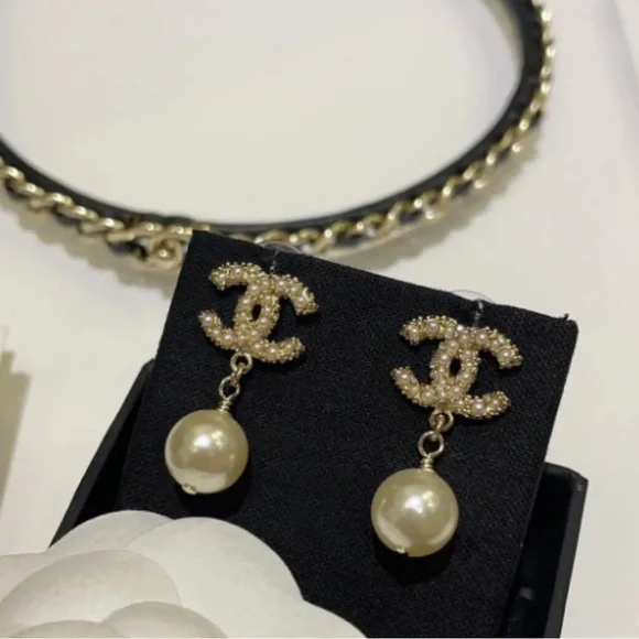 Elegant Gold and Pearl Drop Earrings - Picture 5 of 8